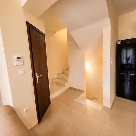 Lirtzis Deluxe Villa Polígirosz